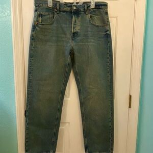 Old Navy Woman’s Straight Jeans in Faded Blue
